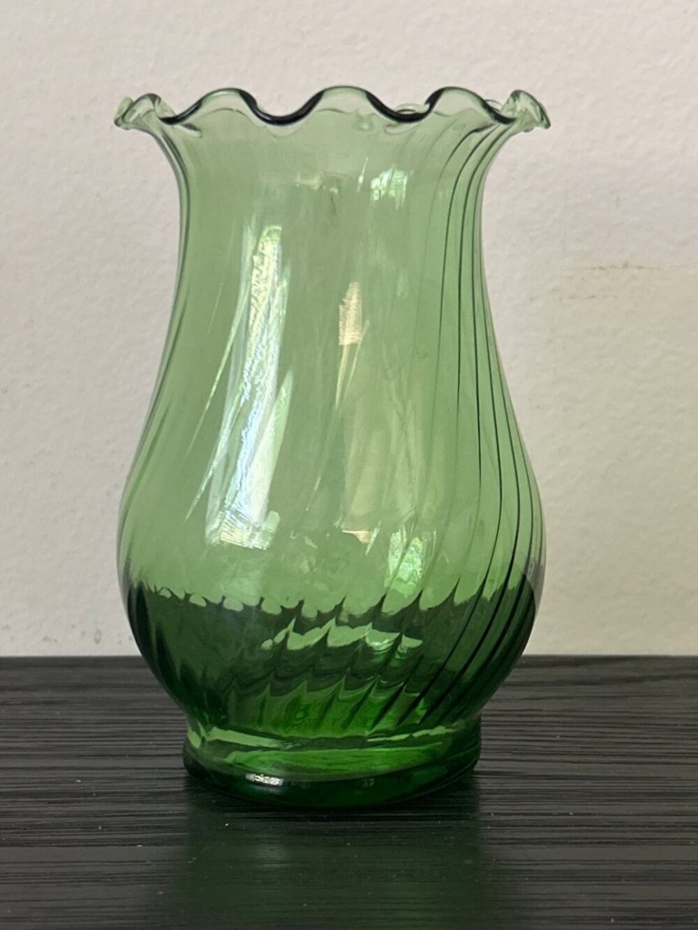 VTG Green Swirled Glass Vase Ruffled Wavy Rim 5.5" Tall Blown Art Glass Retro